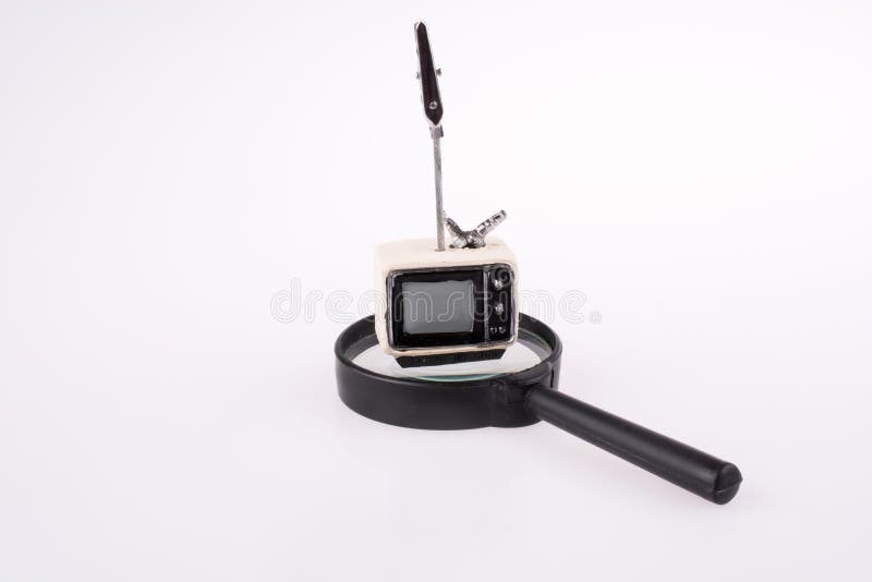 Aparelho de televisão denominado retro e lupa imagem de stock Aparelho de televisão denominado retro e lupa imagem de stock