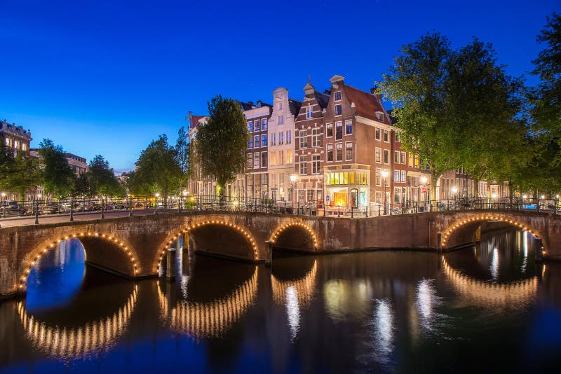 Apartamento ao longo do canal de Keizersgracht na cidade de Amsterdão em Netherl fotos de stock Apartamento ao longo do canal de Keizersgracht na cidade de Amsterdão em Netherl fotos de stock