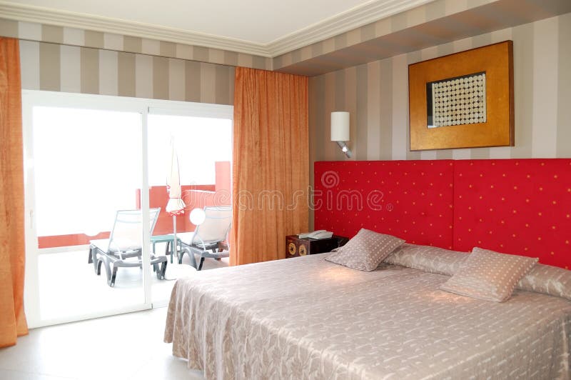 Apartamento con el balcón en el hotel de lujo imagen de archivo libre de regalías Apartamento con el balcón en el hotel de lujo imagen de archivo libre de regalías