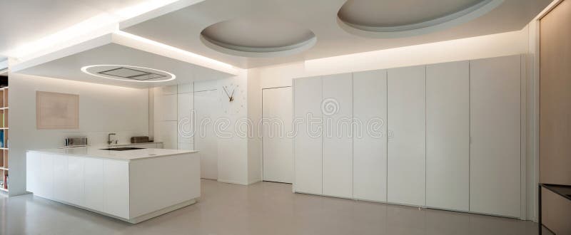 Apartamento de lujo, cocina blanca foto de archivo Apartamento de lujo, cocina blanca foto de archivo