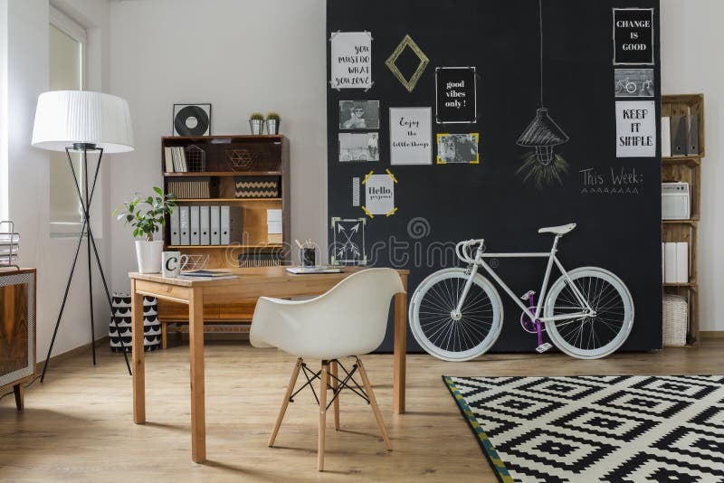 Apartamento moderno con diseño del inconformista foto de archivo Apartamento moderno con diseño del inconformista foto de archivo