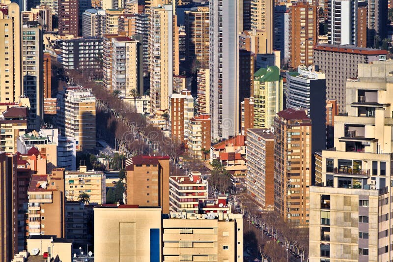 Apartamentos aglomerados em Benidorm fotografia de stock