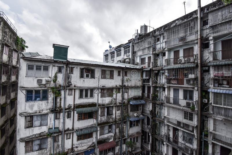 Apartamentos lotados em Yangon, Myanmar fotos de stock royalty free