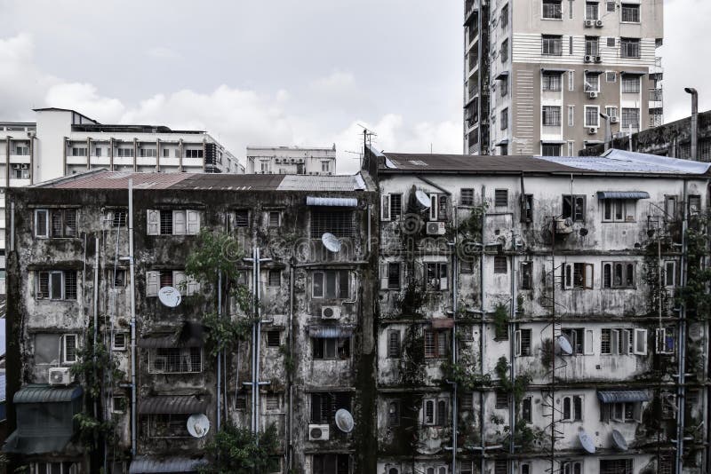 Apartamentos lotados em Yangon, Myanmar fotos de stock royalty free