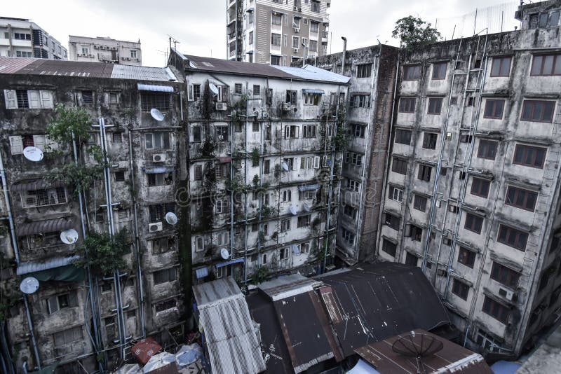 Apartamentos lotados em Yangon, Myanmar imagem de stock royalty free