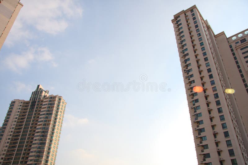 Casa nuevo, la ciudad Tipo, balcones, valor por separado en cielo azul.