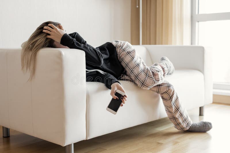 Apathic faule Frau, die im Sofa liegt stockfoto Apathic faule Frau, die im Sofa liegt stockfoto