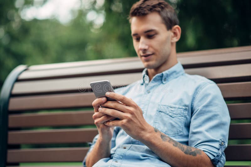 Apego do telefone, homem do viciado que usa o smartphone fotos de stock Apego do telefone, homem do viciado que usa o smartphone fotos de stock