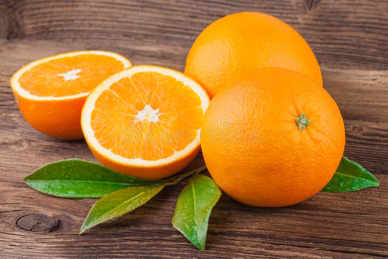 Apelsinen bär frukt på gammal träbakgrund royaltyfri bild