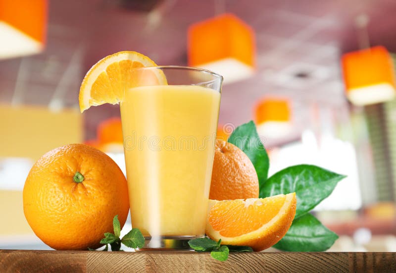 Apelsinfrukter och exponeringsglas av orange fruktsaft arkivbild