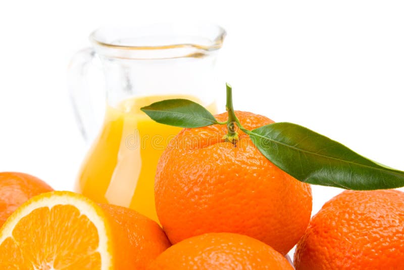 Apelsinfrukter och tillbringare av ny fruktsaft arkivbilder