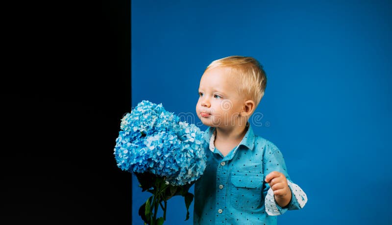 Apenas llovido encendido Niñez El día de los niños Pequeño bebé Nuevo concepto de la vida Día de fiesta de la primavera Verano Ma fotografía de archivo Apenas llovido encendido Niñez El día de los niños Pequeño bebé Nuevo concepto de la vida Día de fiesta de la primavera Verano Ma fotografía de archivo