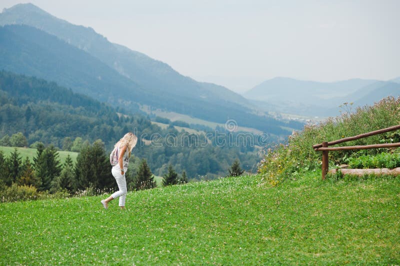 Apenas mulher que anda em um prado - pensativo imagem de stock Apenas mulher que anda em um prado - pensativo imagem de stock