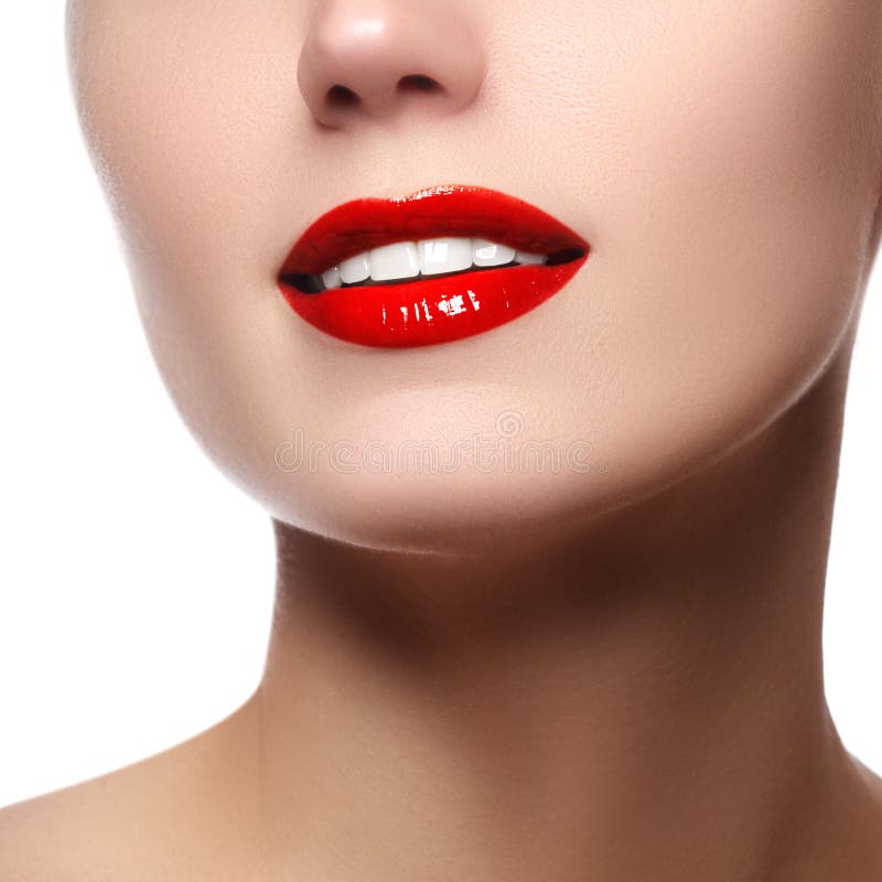 Aperfeiçoe o sorriso com os dentes saudáveis brancos e os bordos vermelhos, conceito dos cuidados dentários Fragmento da cara da imagens de stock Aperfeiçoe o sorriso com os dentes saudáveis brancos e os bordos vermelhos, conceito dos cuidados dentários Fragmento da cara da imagens de stock