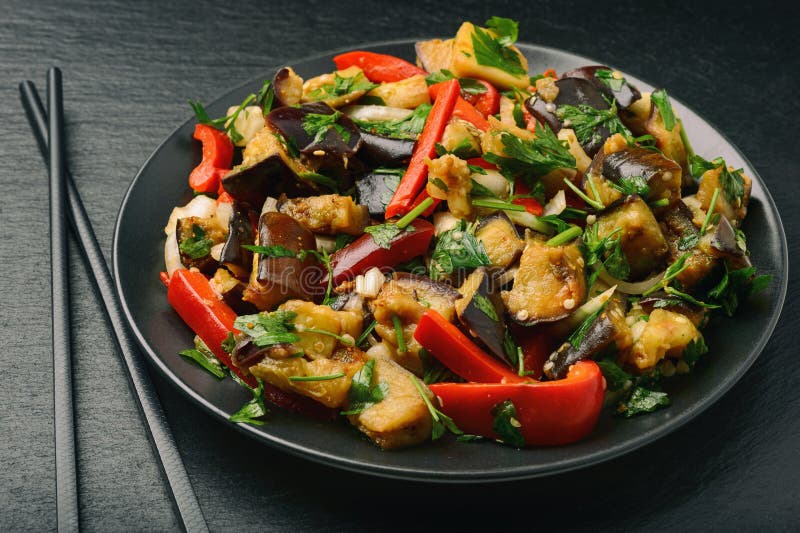 Aperitif - asiatischer Salat mit Auberginen, Paprika und Knoblauch lizenzfreie stockfotografie Aperitif - asiatischer Salat mit Auberginen, Paprika und Knoblauch lizenzfreie stockfotografie