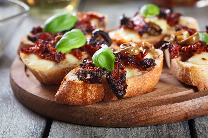 Aperitif Bruschetta Mit Sonnengetrockneten Tomaten, Oliven Und ...