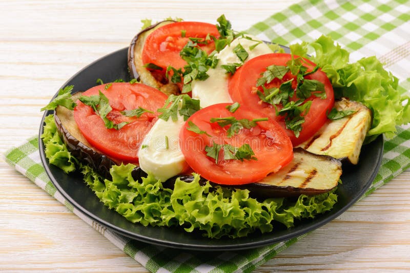 Aperitif - gegrillte Auberginen mit Mozzarella und Tomaten lizenzfreie stockfotografie Aperitif - gegrillte Auberginen mit Mozzarella und Tomaten lizenzfreie stockfotografie