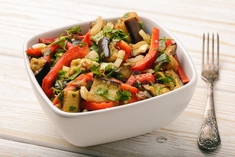 Aperitif - Salat mit gegrillten egplants, Paprika und Knoblauch stockbilder Aperitif - Salat mit gegrillten egplants, Paprika und Knoblauch stockbilder