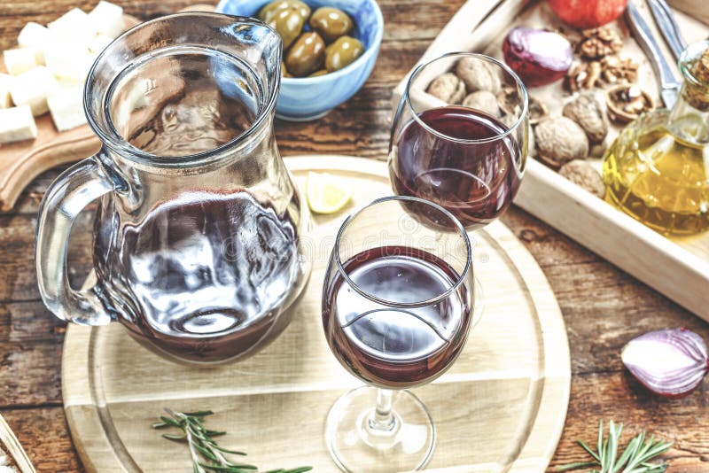 Aperitifs verlegen mit italienischen Antipastisnäcken und -wein in den Gläsern Brushetta oder authentische traditionelle spanisch stockbilder Aperitifs verlegen mit italienischen Antipastisnäcken und -wein in den Gläsern Brushetta oder authentische traditionelle spanisch stockbilder