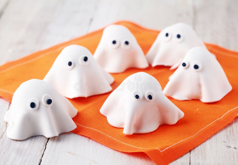 Aperitivi commestibili bianchi spaventosi del fantasma di Halloween