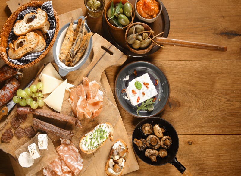 Aperitivi d'innaffiatura e spuntini della bocca casalinga fotografie stock Aperitivi d'innaffiatura e spuntini della bocca casalinga fotografie stock