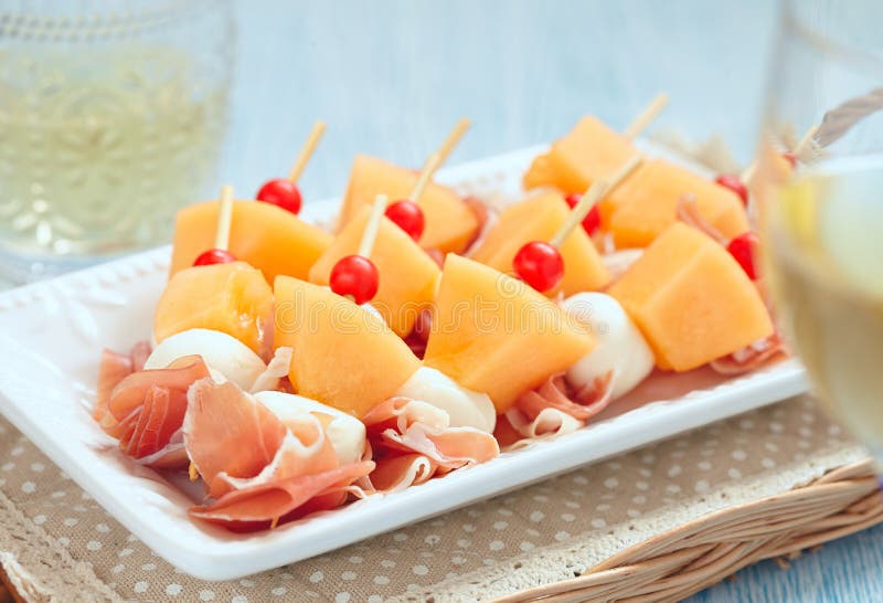 Aperitivo Con Il Melone, Il Formaggio Ed Il Prosciutto Fotografia Stock