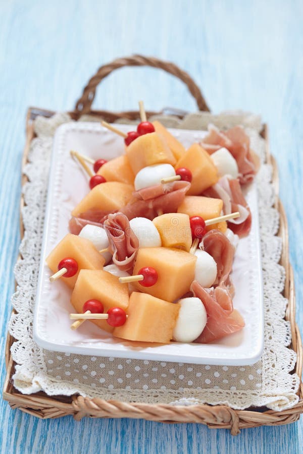 Aperitivo Con Il Melone, Il Formaggio Ed Il Prosciutto Fotografia Stock