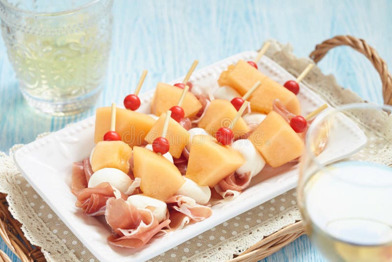 Aperitivo Con Il Melone, Il Formaggio Ed Il Prosciutto Immagine Stock