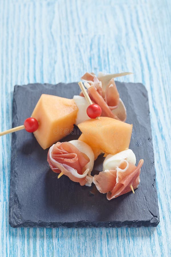 Aperitivo Con Il Melone, Il Formaggio Ed Il Prosciutto Fotografia Stock