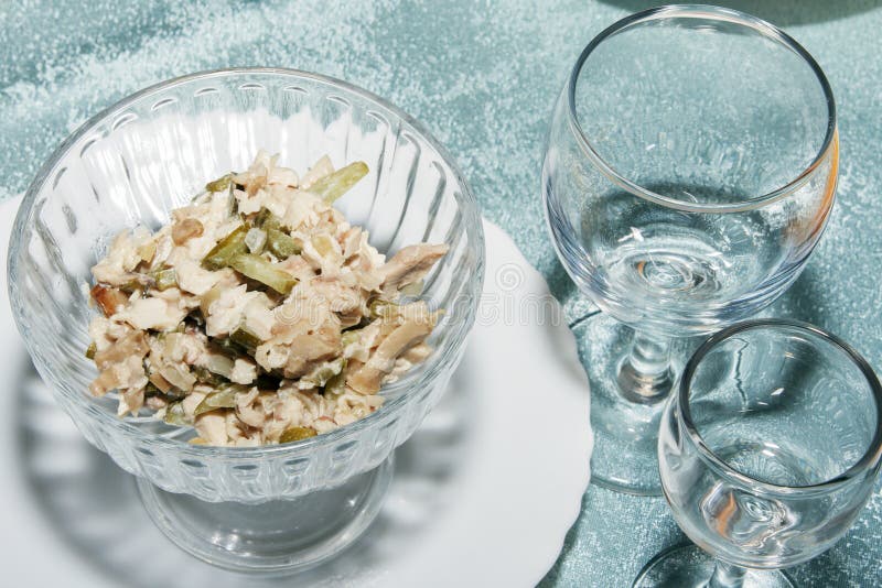 Aperitivo frío de verduras y de setas Ensalada fresca en cuenco y copas de vino vacías en la tabla foto de archivo Aperitivo frío de verduras y de setas Ensalada fresca en cuenco y copas de vino vacías en la tabla foto de archivo