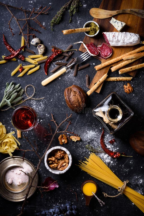 Aperitivo, ingredientes italianos da cozinha Massa com antipasto A fotografia de stock Aperitivo, ingredientes italianos da cozinha Massa com antipasto A fotografia de stock