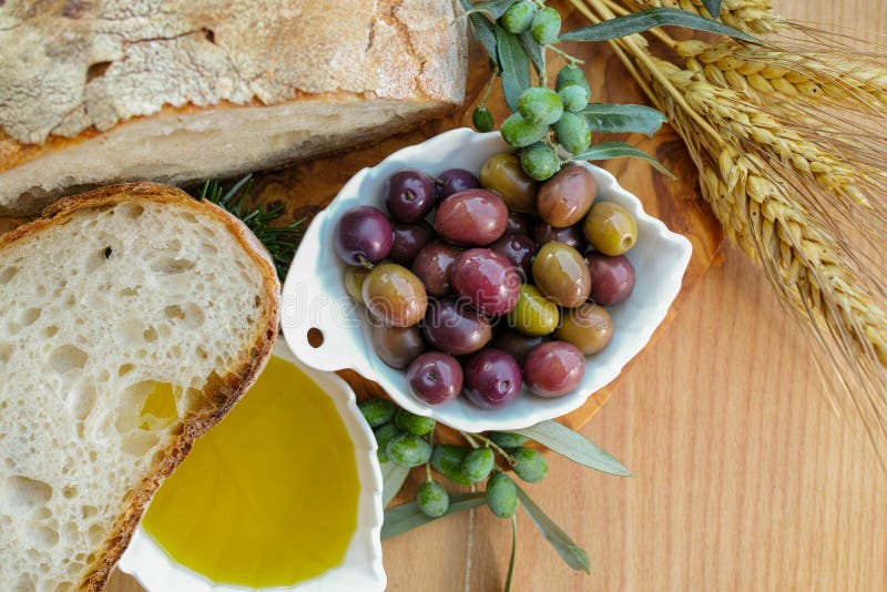 Aperitivo italiano tradicional - pan hecho en casa fresco, virg adicional fotografía de archivo libre de regalías Aperitivo italiano tradicional - pan hecho en casa fresco, virg adicional fotografía de archivo libre de regalías
