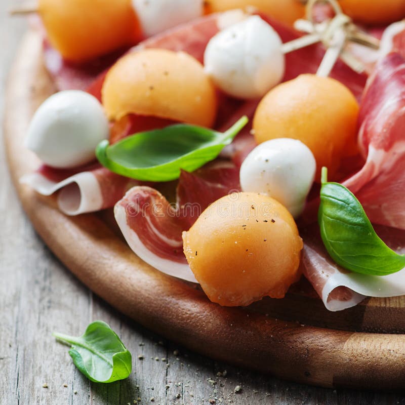 Aperitivo Sano Con Il Melone, Il Prosciutto E La Mozzarella Immagine