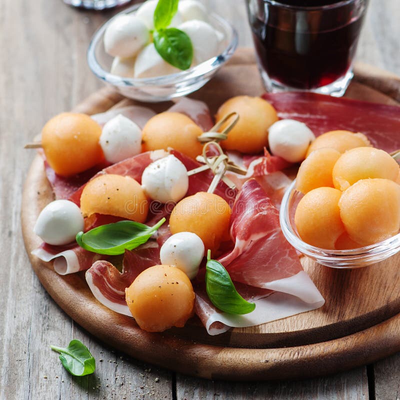 Aperitivo Sano Con Il Melone, Il Prosciutto E La Mozzarella Immagine