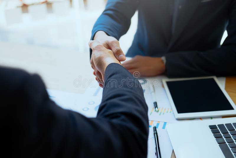 Aperto de mão bem sucedido do peolple do negócio após o bom negócio foto de stock Aperto de mão bem sucedido do peolple do negócio após o bom negócio foto de stock