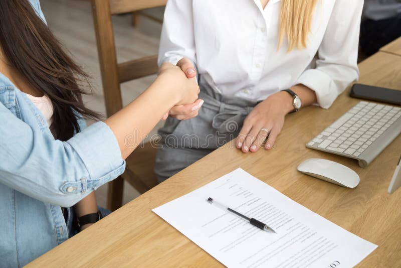 Aperto de mão de dois sócios das mulheres após ter assinado o contrato a do negócio imagens de stock Aperto de mão de dois sócios das mulheres após ter assinado o contrato a do negócio imagens de stock