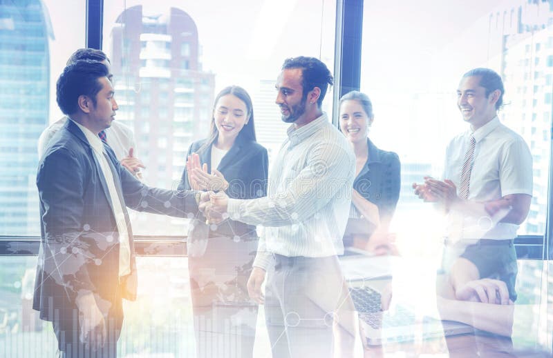 Aperto de mão e executivos do negócio Executivos empresariais a felicitar fotografia de stock Aperto de mão e executivos do negócio Executivos empresariais a felicitar fotografia de stock