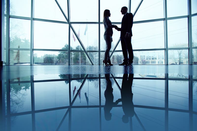 Aperto de mão no escritório imagem de stock