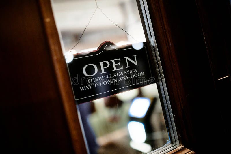 ` APERTO del ` dell'insegna sulla porta immagini stock ` APERTO del ` dell'insegna sulla porta immagini stock