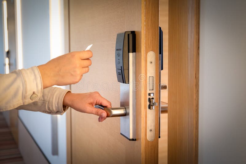Apertura de una puerta del hotel con la tarjeta del Keyless Entry imágenes de archivo libres de regalías Apertura de una puerta del hotel con la tarjeta del Keyless Entry imágenes de archivo libres de regalías