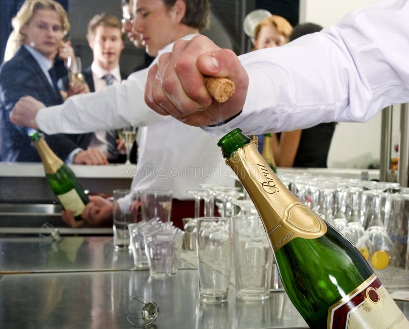 Apertura della bottiglia di Champagne fotografia stock libera da diritti Apertura della bottiglia di Champagne fotografia stock libera da diritti