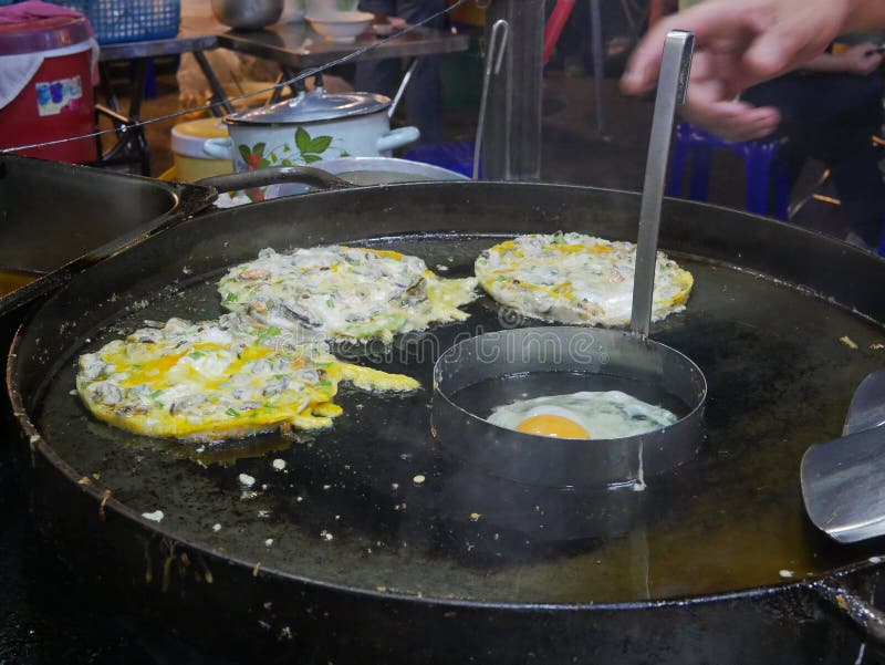 Apetisant sicleta omletă omletă cu stridii prăjite, fiind fierte pe o tigaie fierbinte pe timp de noapte chiang mai tailanda delic royalty free stock photos
