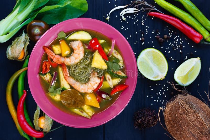 Apetyczna zielona curry polewka z krewetkami i ryżowymi kluskami, mieszkanie l obrazy stock Apetyczna zielona curry polewka z krewetkami i ryżowymi kluskami, mieszkanie l obrazy stock