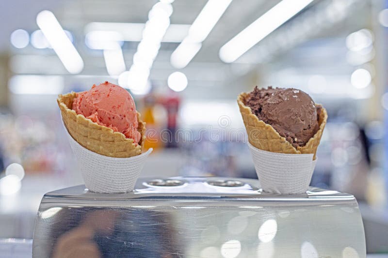 Apetyt na pyszne lody czekoladowe i truskawkowe obrazy royalty free