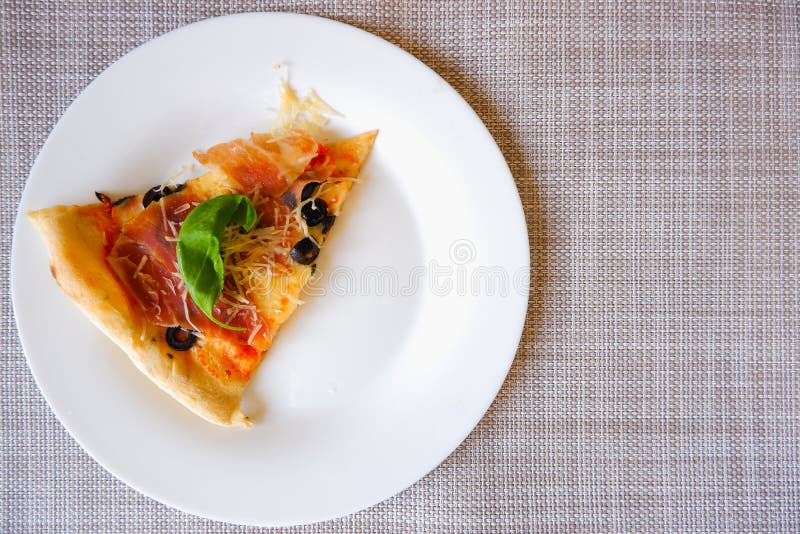 Apetyt na pyszną pizzę. widok z bliska plasterków pizzy na białej płytce. umieść tekst fotografia royalty free