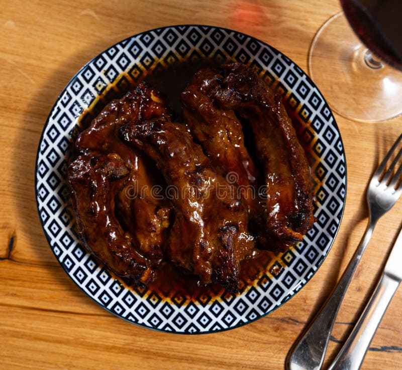 Apetyt pyszne smażone żebra wieprzowe na blacie. odżywczy obiad obrazy stock