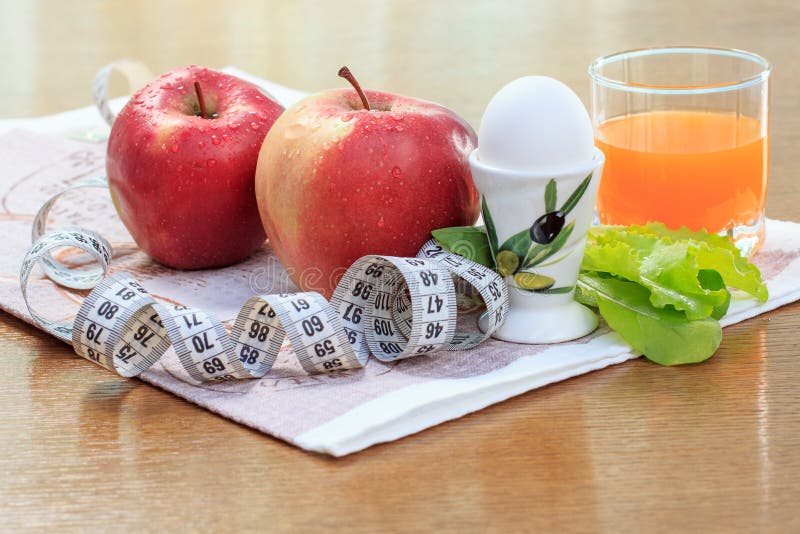 Apfel-, Ei-, Salat-, Machthaber- Und Multivitaminsaft Im Glas Stockbild ...