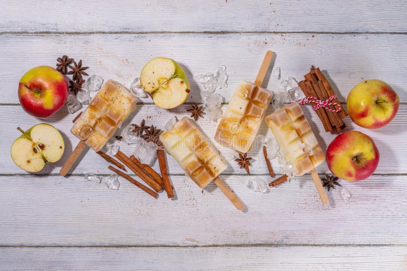 Apfelkuchen-Eis-Popsikeln auf einem Stock. hausgemachte Lollipops mit Apfelkuchen-Gewürz auf Holztisch-Hintergrund