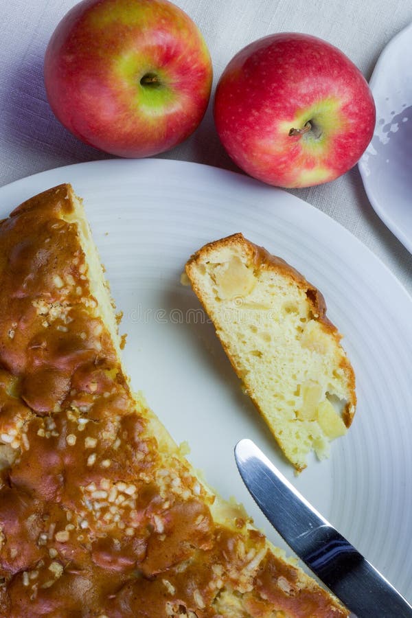 Weicher Apfelkuchen und Scheibe der Kuchenansicht von oben