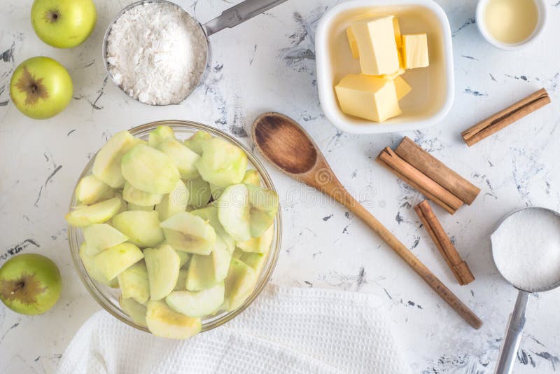Apfelkuchenbestandteile - Draufsichtfoto von Zimtstangen, Zucker lizenzfreies stockbild Apfelkuchenbestandteile - Draufsichtfoto von Zimtstangen, Zucker lizenzfreies stockbild